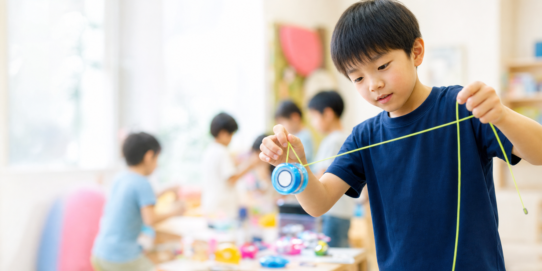 ヨーヨーに挑戦する子ども